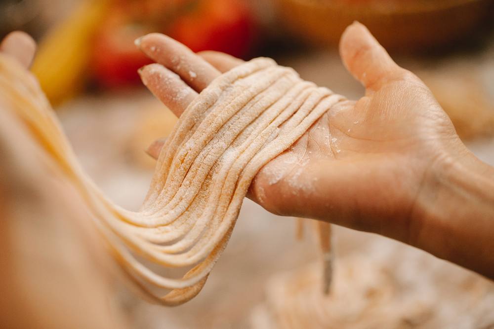 preparazione bigoli in salsa alla veneziana (Photo by Klaus Nielsen - pexels)