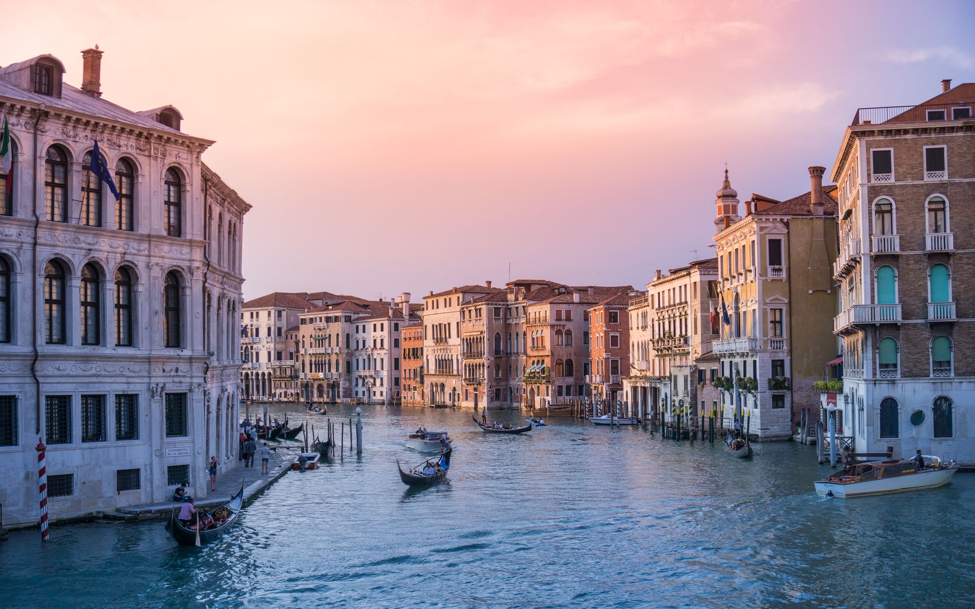 sezioni del mercato di rialto a venezia (Rebe Adelaida on Unsplash)