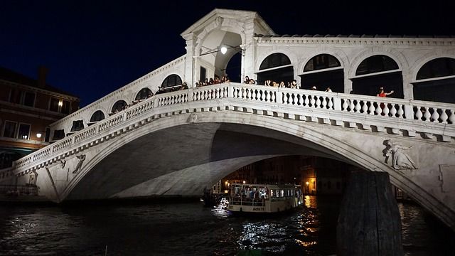 curiosità sul ponte di rialto - foto del ponte di notte (pixabay)