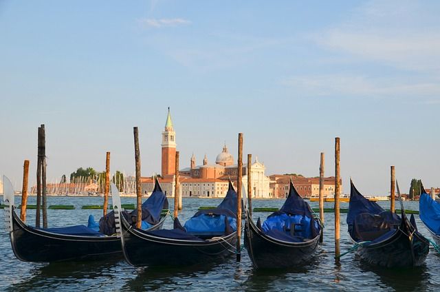 visitare venezia a febbraio: giro in gondola - https://pixabay.com/it/photos/gondole-venezia-italia-vacanza-2785565/