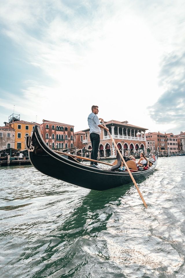 artigianato veneziano: squeraroli e remeri - https://unsplash.com/photos/qpZJUXma5R4