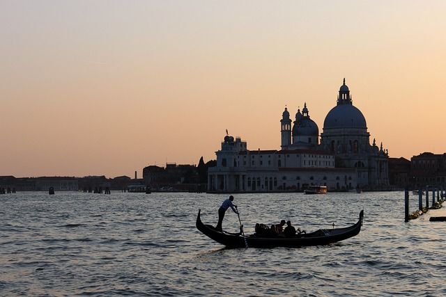 gondoliere donna - https://pixabay.com/it/photos/venezia-gondola-sera-acqua-italia-2814768/