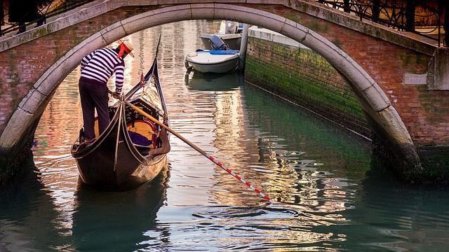 gondoliere - https://pixabay.com/it/photos/venezia-gondoliere-ponte-canale-4062890/