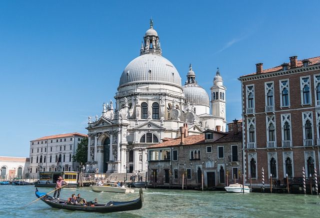 gondolieri a venezia - https://pixabay.com/it/photos/venezia-italia-gondola-gondolieri-1606929/