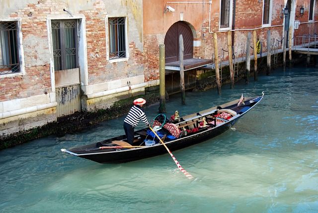 gondolieri venezia - https://pixabay.com/it/photos/venezia-italia-gondola-canale-472347/