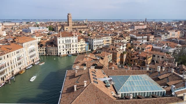 panoramica della città dall'alto con vista sul canal grande: venezia maggio cosa fare https://unsplash.com/photos/6ba0evJzw_k