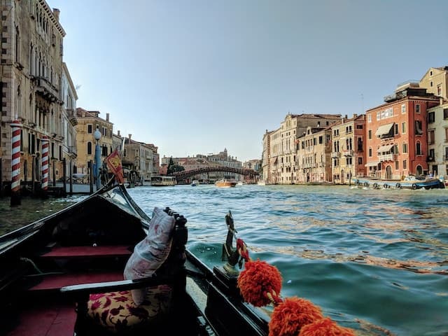 costruzione gondole venezia - https://unsplash.com/it/foto/biPx4X1SCxg