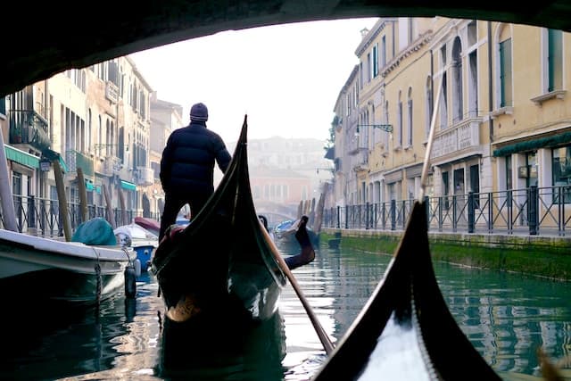 fasi costruzione gondola - https://unsplash.com/it/foto/2zp6sLx6DSY