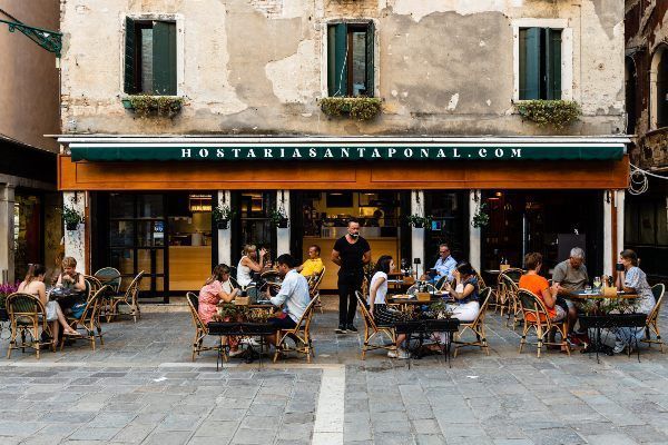 Ristorante dove mangiare a Venezia con tavoli all'aperto a pranzo e cena
